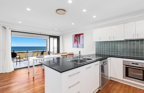 Stockton Casa | Barrie Charm, a beachfront stay in point-blank views across the endless Pacific Ocean