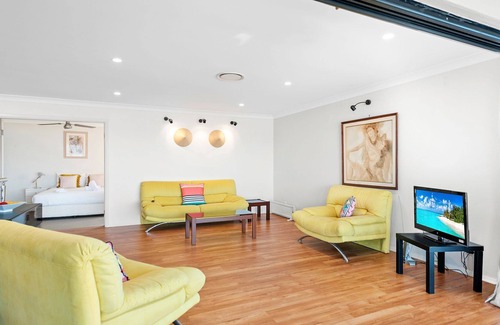 Stockton Casa | Barrie Charm - Beachfront 3-bedroom holiday house with endless Pacific Ocean views.