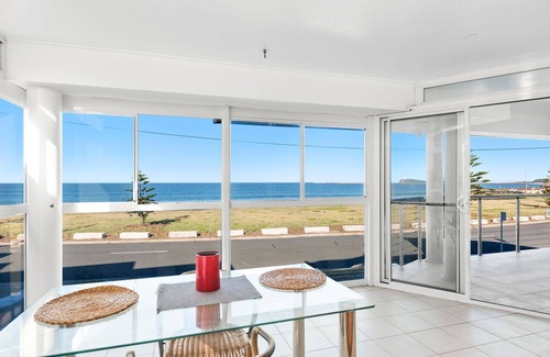 Stockton Casa | Barrie Charm - Beachfront 3-bedroom holiday house with endless Pacific Ocean views.