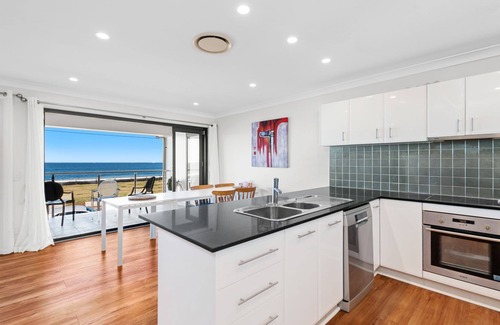 Stockton Casa | Barrie Charm - Beachfront 3-bedroom holiday house with endless Pacific Ocean views.
