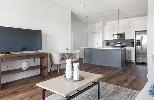 Austin Apartamento | Barsala l Hill Country 1BD: Resort Pool, Wine Fridge Retreat