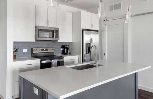 Austin Apartamento | Barsala l Hill Country 1BD: Resort Pool, Wine Fridge Retreat