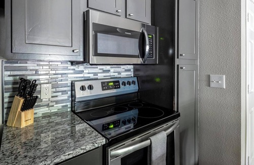 Richmond Apartamento | Barsalal l Fully-furnished 1BD w/24-hr fitness center, clubhouse access