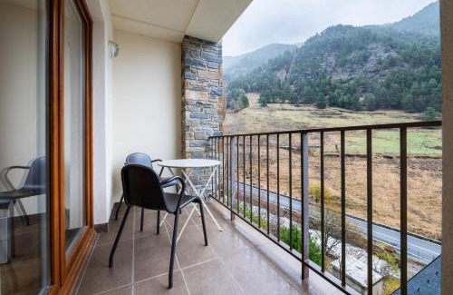 Arinsal Apartamento | Barthe Holidays I Acogedor apartamento en Arinsal 6PAX a pie de pistas I Balcón con vistas y parking I Tintin