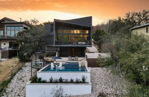 Apache Shores Casa | Barton by AvantStay Lake Views w/ Hot Tub, Pool & Ping Pong!