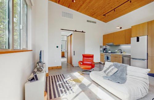 Barton Hills Casa | Barton Hills 1/1 Casita w/full kit/den