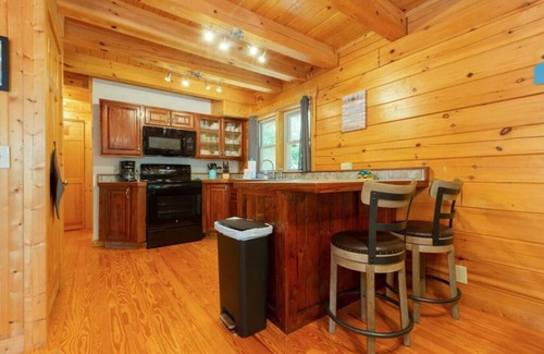 Sweetbriar Farms Cabina | Base Camp|2 Bed Cabin|Slps 6, 12 min-Rumbling Bald