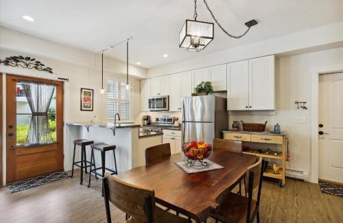 Stowe Area Casa | Base Camp at Village Walk E