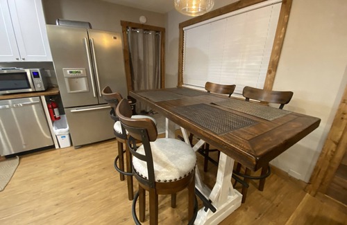 North Upper Truckee Cabina | Base Camp Kiowa: cozy, dog-friendly, modern mountain cabin