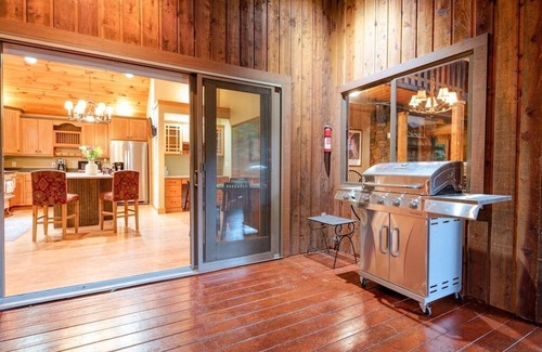 Burnsville Cabina | Basecamp Cabin: RIVER . FISH . HIKE . RELAX