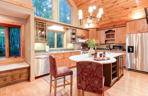 Burnsville Cabina | Basecamp Cabin: RIVER . FISH . HIKE . RELAX