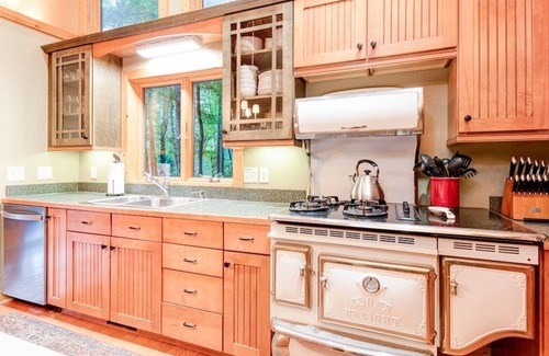 Burnsville Cabina | Basecamp Cabin: RIVER . FISH . HIKE . RELAX