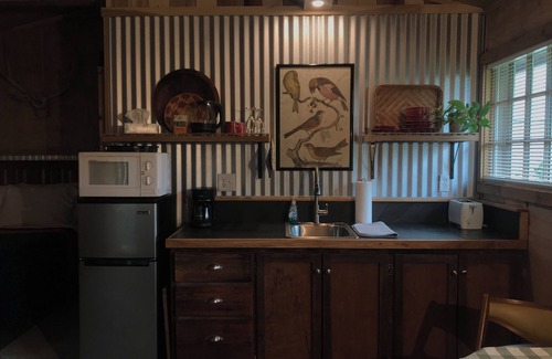 Grottoes Apartamento | "Basecamp"...Cozy, studio apt. Private, quiet community. Near SNP and JMU.