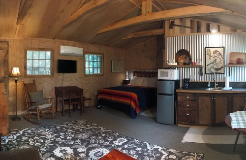 Grottoes Apartamento | "Basecamp"...Cozy, studio apt. Private, quiet community. Near SNP and JMU.