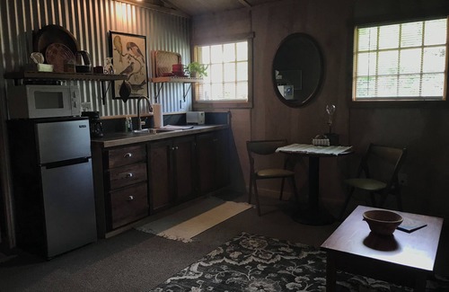 Grottoes Apartamento | "Basecamp"...Cozy, studio apt. Private, quiet community. Near SNP and JMU.