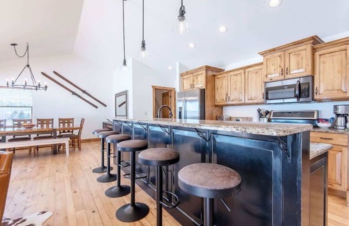Victor Casa | Family Fun, Fireplace, & Huge Deck