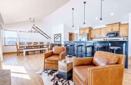 Victor Casa | Family Fun, Fireplace, & Huge Deck