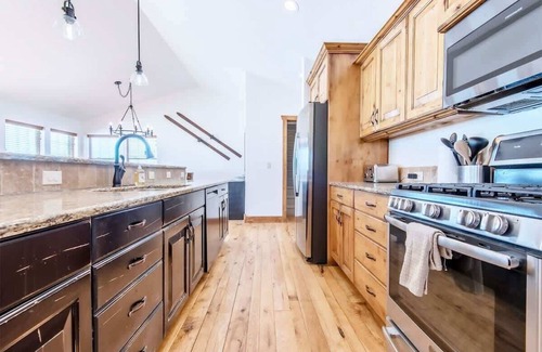 Victor Casa | Family Fun, Fireplace, & Huge Deck