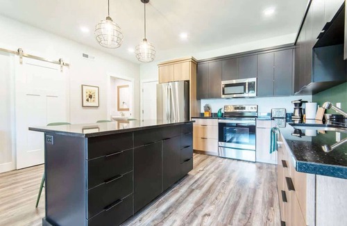 Driggs Condominio | Unique Townhome, 2 Car Garage & AC!