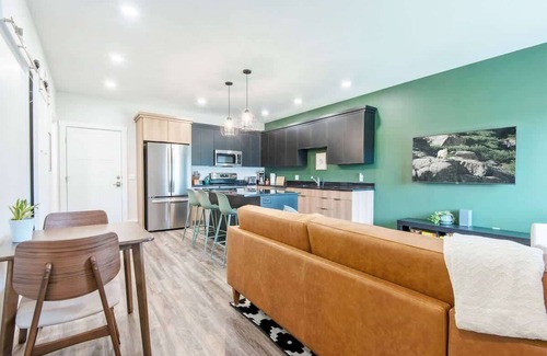 Driggs Condominio | Unique Townhome, 2 Car Garage & AC!
