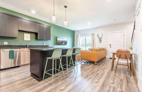 Driggs Condominio | Unique Townhome, 2 Car Garage & AC!