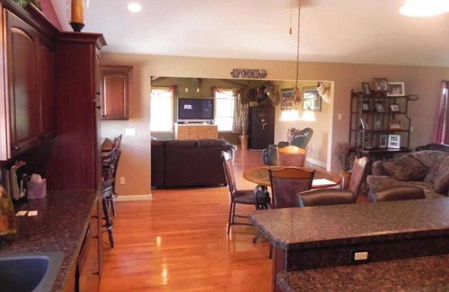 Grass Lake Apartamento | Basement Bedroom Suite in the country with Hot Tub