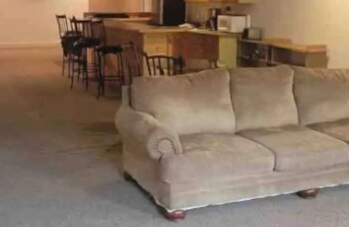 Grass Lake Apartamento | Basement Bedroom Suite in the country with Hot Tub