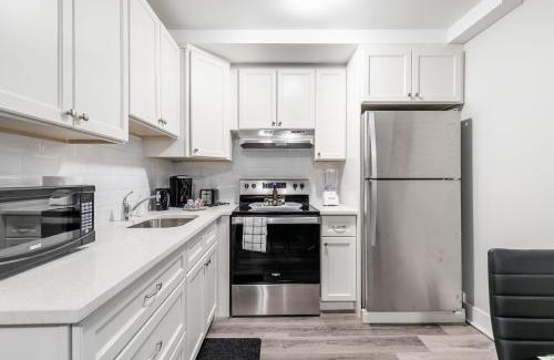 Central Hamilton Apartamento | Basement Condo on James Street North
