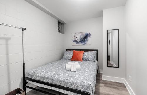 Central Hamilton Apartamento | Basement Condo on James Street North