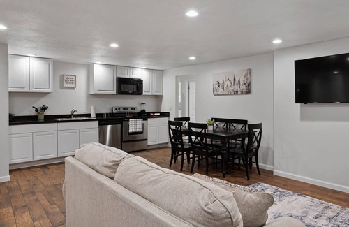 Daybreak Casa | Basement Guest Suite*KING BED*WIFI*WASHER & DRYER