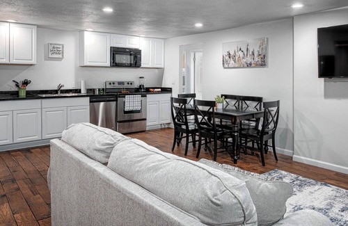 Daybreak Casa | Basement Guest Suite*KING BED*WIFI*WASHER & DRYER