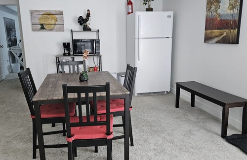 Midvale Apartamento | Basement in Salt Lake City dining and living room accommodation for 3 people