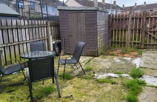 Carrickfergus Casa | Basic no luxury 3 bedroom house with 5 beds.