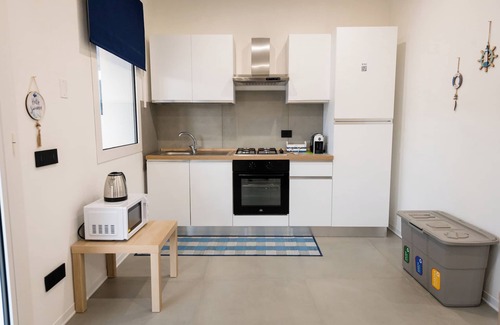 Scoglitti Apartamento | Basil apartment in villa with pool, sea, seaside village Scoglitti