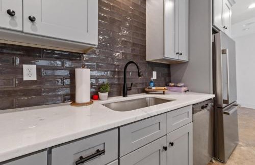 Lafayette Villa | Basin House 2 King Beds 70in TV Fast WiFi