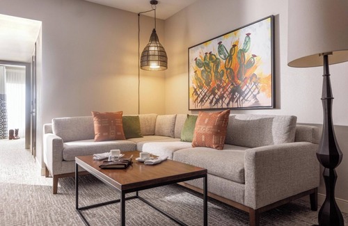 Downtown San Antonio Hotel | Bask in Modern Style Comfort! 3 Relaxing Units w/ City View, Dogs Allowed, Pool