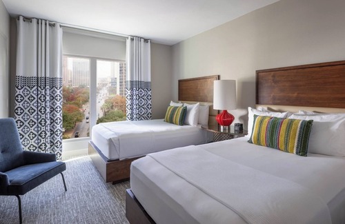 Downtown San Antonio Hotel | Bask in Modern Style Comfort! 3 Relaxing Units w/ City View, Dogs Allowed, Pool