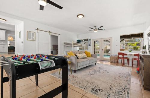 Bradenton Casa | Basque Bungalow with pool, minutes to beaches