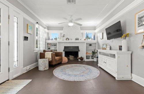 Bradenton Casa | Basque Bungalow with pool, minutes to beaches