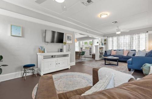 Bradenton Casa | Basque Bungalow with pool, minutes to beaches
