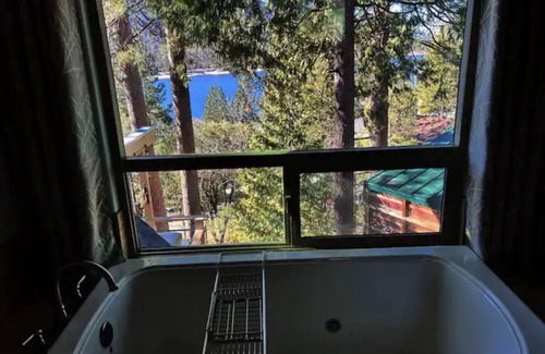 Wishon Cabina | Bass Lake cabin with Lake Views & private boat dock & slip