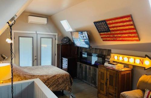 Camp Swift Casa | Bastrop Tiny Disc Golf Retreat