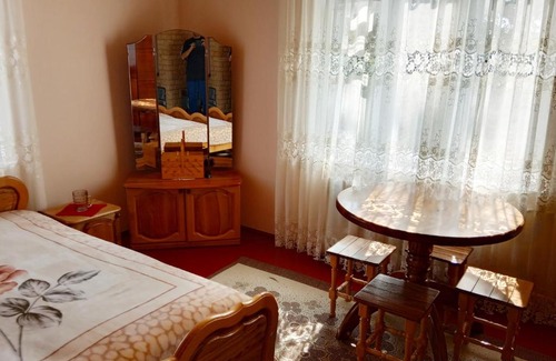 Vyzhnytsya Casa | Bat'kivska Hata