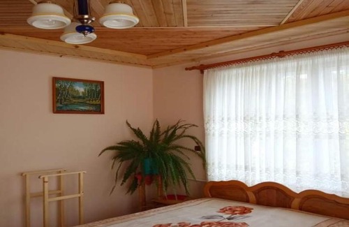 Vyzhnytsya Casa | Bat'kivska Hata