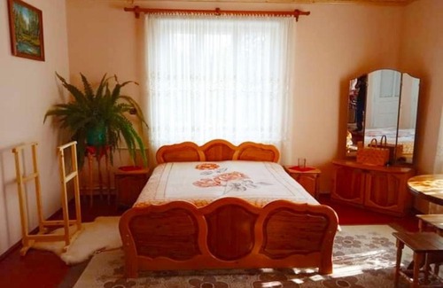 Vyzhnytsya Casa | Bat'kivska Hata