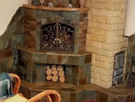 Vyzhnytsya Casa | Bat'kivska Hata