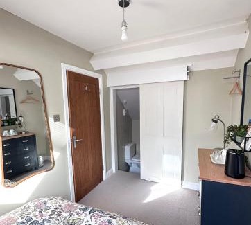 Bath Cama Y Desayuno | Bath Central Free Parking One Double Ensuite Room in Historical Mews Cottage