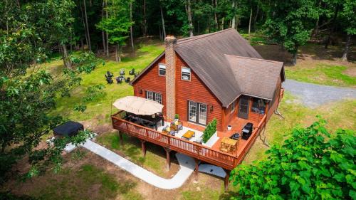 Berkeley Springs Casa | Bath House Cabin - Hot tub, Sauna, 2 King suites