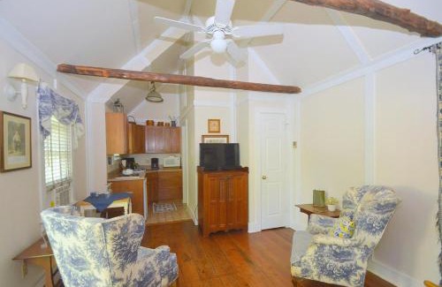 Berkeley Springs Casa | Bathkeepers Cottage
