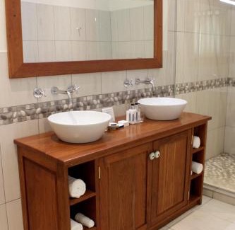 Victoria Falls Hotel | Batonka Guest Lodge
